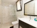 Bellapais'te Havuzlu Site İçerisinde Çatı Teraslı ve Ful Eşyalı 4+1 İkiz Villa