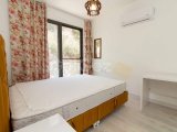 Bellapais'te Havuzlu Site İçerisinde Çatı Teraslı ve Ful Eşyalı 4+1 İkiz Villa