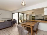 Bellapais'te Havuzlu Site İçerisinde Çatı Teraslı ve Ful Eşyalı 4+1 İkiz Villa