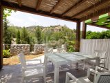 Bellapais'te Havuzlu Site İçerisinde Çatı Teraslı ve Ful Eşyalı 4+1 İkiz Villa