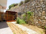 Bellapais'te Havuzlu Site İçerisinde Çatı Teraslı ve Ful Eşyalı 4+1 İkiz Villa