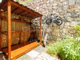 Bellapais'te Havuzlu Site İçerisinde Çatı Teraslı ve Ful Eşyalı 4+1 İkiz Villa