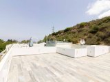 Bellapais'te Havuzlu Site İçerisinde Çatı Teraslı ve Ful Eşyalı 4+1 İkiz Villa