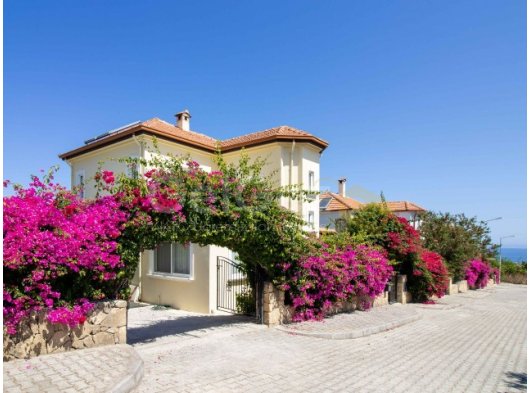 Çatalköy'de 1 Dönüm Arsa İçerisinde Satılık 4+1 Havuzlu Villa (Hisse Arsa Koçanlı - Sadece KKTC Vatandaşları İçin)