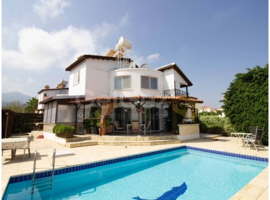 Esentepe'de Denize Yürüme Mesafesinde Satılık 4+1 Dağ ve Deniz Manzaralı, Bahçeli, Havuzlu Villa