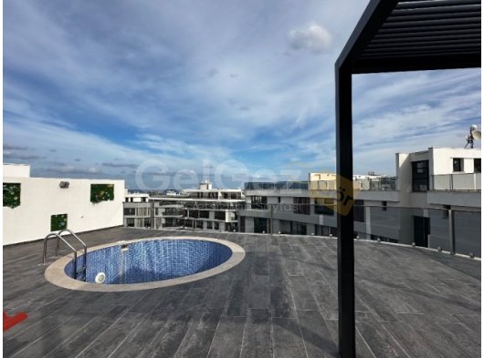 Girne Merkez'de Şahane Lüks Özel Çatı Teraslı Havuzlu 4+2 Penthouse