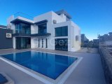Karşıyaka'da Satılık 3+1 Lüks ve Modern Yapıya Sahip Denize Sıfır Villa