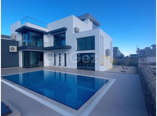 Karşıyaka'da Satılık 3+1 Lüks ve Modern Yapıya Sahip Denize Sıfır Villa