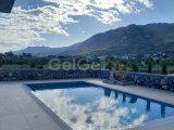 Karşıyaka'da Satılık 3+1 Lüks ve Modern Yapıya Sahip Denize Sıfır Villa