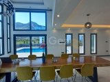 Karşıyaka'da Satılık 3+1 Lüks ve Modern Yapıya Sahip Denize Sıfır Villa