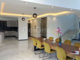 Karşıyaka'da Satılık 3+1 Lüks ve Modern Yapıya Sahip Denize Sıfır Villa