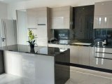 Karşıyaka'da Satılık 3+1 Lüks ve Modern Yapıya Sahip Denize Sıfır Villa