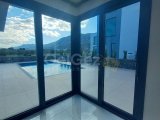 Karşıyaka'da Satılık 3+1 Lüks ve Modern Yapıya Sahip Denize Sıfır Villa