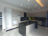 Karşıyaka'da Satılık 3+1 Lüks ve Modern Yapıya Sahip Denize Sıfır Villa