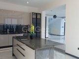 Karşıyaka'da Satılık 3+1 Lüks ve Modern Yapıya Sahip Denize Sıfır Villa