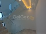 Karşıyaka'da Satılık 3+1 Lüks ve Modern Yapıya Sahip Denize Sıfır Villa