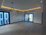 Karşıyaka'da Satılık 3+1 Lüks ve Modern Yapıya Sahip Denize Sıfır Villa