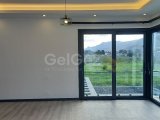 Karşıyaka'da Satılık 3+1 Lüks ve Modern Yapıya Sahip Denize Sıfır Villa