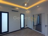 Karşıyaka'da Satılık 3+1 Lüks ve Modern Yapıya Sahip Denize Sıfır Villa