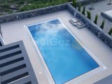 Karşıyaka'da Satılık 3+1 Lüks ve Modern Yapıya Sahip Denize Sıfır Villa