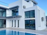 Karşıyaka'da Satılık 3+1 Lüks ve Modern Yapıya Sahip Denize Sıfır Villa