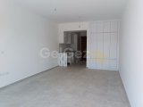 Zemin katta modern stüdyo + deniz manzarası + ortak havuz + plaja yürüme mesafesinde