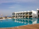 Zemin katta modern stüdyo + deniz manzarası + ortak havuz + plaja yürüme mesafesinde