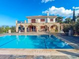 4 yatak odalı ikinci el villa + Roma End Yüzme Havuzu + Büyük Arsa Büyüklüğü + Merkezi Isıtma + Garaj. Satıcının adına tapu – KDV'si ödenmiş ve 74 Öncesi Tü
