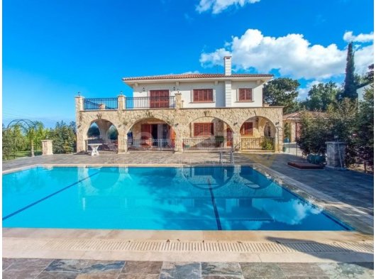 4 yatak odalı ikinci el villa + Roma End Yüzme Havuzu + Büyük Arsa Büyüklüğü + Merkezi Isıtma + Garaj. Satıcının adına tapu – KDV'si ödenmiş ve 74 Öncesi Tü