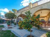 4 yatak odalı ikinci el villa + Roma End Yüzme Havuzu + Büyük Arsa Büyüklüğü + Merkezi Isıtma + Garaj. Satıcının adına tapu – KDV'si ödenmiş ve 74 Öncesi Tü