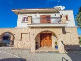4 yatak odalı ikinci el villa + Roma End Yüzme Havuzu + Büyük Arsa Büyüklüğü + Merkezi Isıtma + Garaj. Satıcının adına tapu – KDV'si ödenmiş ve 74 Öncesi Tü