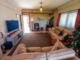 4 yatak odalı ikinci el villa + Roma End Yüzme Havuzu + Büyük Arsa Büyüklüğü + Merkezi Isıtma + Garaj. Satıcının adına tapu – KDV'si ödenmiş ve 74 Öncesi Tü