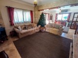 4 yatak odalı ikinci el villa + Roma End Yüzme Havuzu + Büyük Arsa Büyüklüğü + Merkezi Isıtma + Garaj. Satıcının adına tapu – KDV'si ödenmiş ve 74 Öncesi Tü