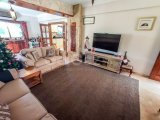 4 yatak odalı ikinci el villa + Roma End Yüzme Havuzu + Büyük Arsa Büyüklüğü + Merkezi Isıtma + Garaj. Satıcının adına tapu – KDV'si ödenmiş ve 74 Öncesi Tü