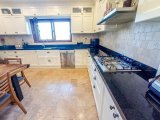 4 yatak odalı ikinci el villa + Roma End Yüzme Havuzu + Büyük Arsa Büyüklüğü + Merkezi Isıtma + Garaj. Satıcının adına tapu – KDV'si ödenmiş ve 74 Öncesi Tü