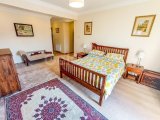 4 yatak odalı ikinci el villa + Roma End Yüzme Havuzu + Büyük Arsa Büyüklüğü + Merkezi Isıtma + Garaj. Satıcının adına tapu – KDV'si ödenmiş ve 74 Öncesi Tü