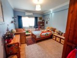 4 yatak odalı ikinci el villa + Roma End Yüzme Havuzu + Büyük Arsa Büyüklüğü + Merkezi Isıtma + Garaj. Satıcının adına tapu – KDV'si ödenmiş ve 74 Öncesi Tü
