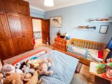 4 yatak odalı ikinci el villa + Roma End Yüzme Havuzu + Büyük Arsa Büyüklüğü + Merkezi Isıtma + Garaj. Satıcının adına tapu – KDV'si ödenmiş ve 74 Öncesi Tü