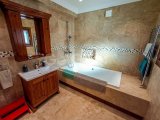 4 yatak odalı ikinci el villa + Roma End Yüzme Havuzu + Büyük Arsa Büyüklüğü + Merkezi Isıtma + Garaj. Satıcının adına tapu – KDV'si ödenmiş ve 74 Öncesi Tü