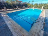 4 yatak odalı ikinci el villa + Roma End Yüzme Havuzu + Büyük Arsa Büyüklüğü + Merkezi Isıtma + Garaj. Satıcının adına tapu – KDV'si ödenmiş ve 74 Öncesi Tü