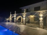 4 yatak odalı ikinci el villa + Roma End Yüzme Havuzu + Büyük Arsa Büyüklüğü + Merkezi Isıtma + Garaj. Satıcının adına tapu – KDV'si ödenmiş ve 74 Öncesi Tü