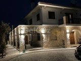 4 yatak odalı ikinci el villa + Roma End Yüzme Havuzu + Büyük Arsa Büyüklüğü + Merkezi Isıtma + Garaj. Satıcının adına tapu – KDV'si ödenmiş ve 74 Öncesi Tü