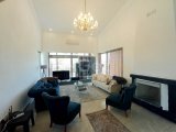 Çatalköy'de Geniş Arsa Üzerinde, Başka Bir Mülk İnşa Etmek İçin İdeal, Modern Tasarımlı 4+1 Villa