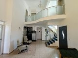 Çatalköy'de Geniş Arsa Üzerinde, Başka Bir Mülk İnşa Etmek İçin İdeal, Modern Tasarımlı 4+1 Villa