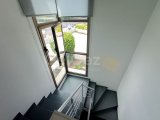 Çatalköy'de Geniş Arsa Üzerinde, Başka Bir Mülk İnşa Etmek İçin İdeal, Modern Tasarımlı 4+1 Villa