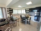 Çatalköy'de Geniş Arsa Üzerinde, Başka Bir Mülk İnşa Etmek İçin İdeal, Modern Tasarımlı 4+1 Villa