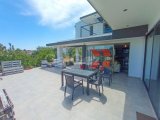 Çatalköy'de Geniş Arsa Üzerinde, Başka Bir Mülk İnşa Etmek İçin İdeal, Modern Tasarımlı 4+1 Villa
