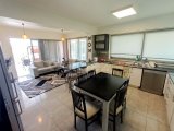 Çatalköy'de Geniş Arsa Üzerinde, Başka Bir Mülk İnşa Etmek İçin İdeal, Modern Tasarımlı 4+1 Villa