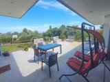 Çatalköy'de Geniş Arsa Üzerinde, Başka Bir Mülk İnşa Etmek İçin İdeal, Modern Tasarımlı 4+1 Villa