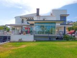 Çatalköy'de Geniş Arsa Üzerinde, Başka Bir Mülk İnşa Etmek İçin İdeal, Modern Tasarımlı 4+1 Villa